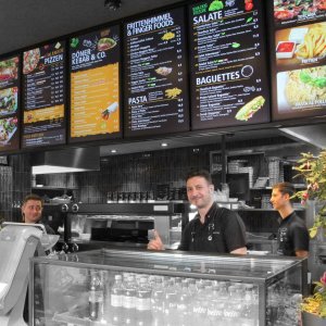 Pizzeria Intermezzo Verkaufstheke mit Digital Signage Displays