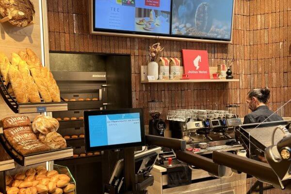 IBA 2025 Düsseldorf Digital Signage Displays Verkaufsbereich Café