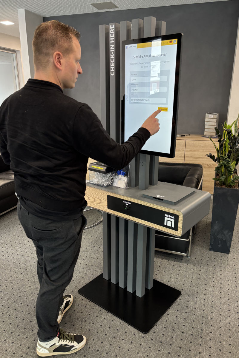 hema-digitales-besuchermanagement-self-checkin-kiosk-bild3